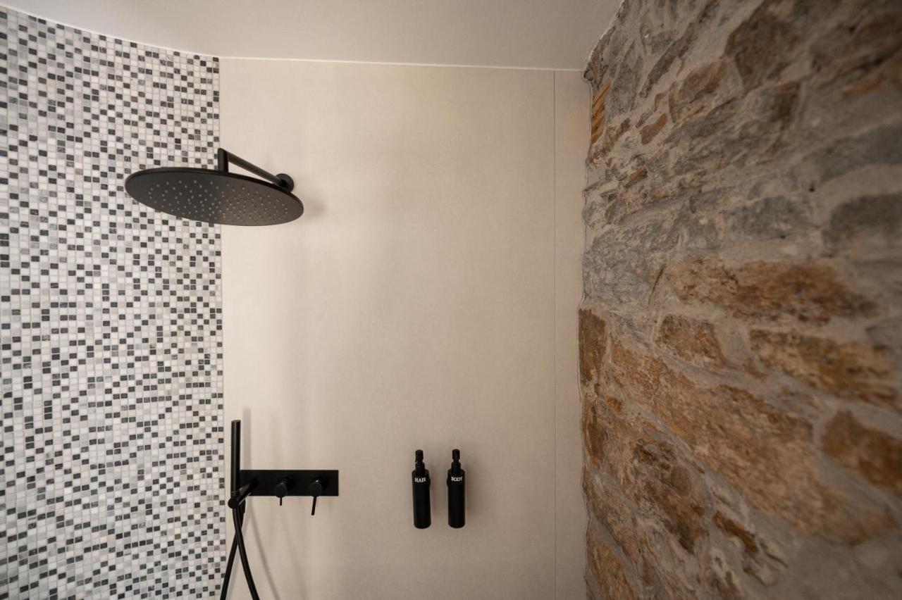 Guesthouse Diwine メラーノ エクステリア 写真 A shower with a fixed shower head and a handheld shower