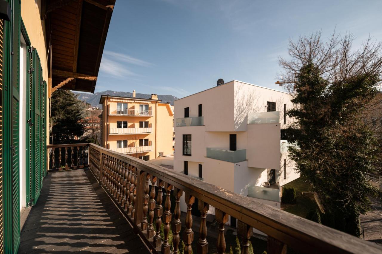 Guesthouse Diwine メラーノ エクステリア 写真 The balcony of the house