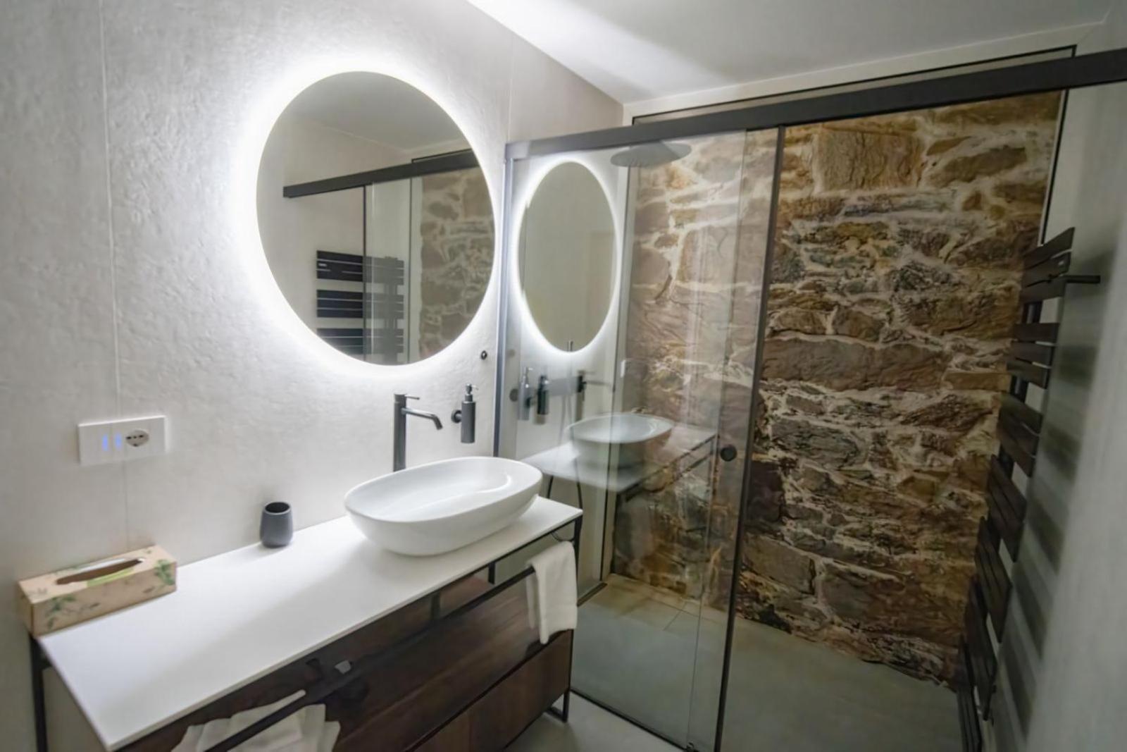 Guesthouse Diwine メラーノ エクステリア 写真 Bathroom with shower enclosure