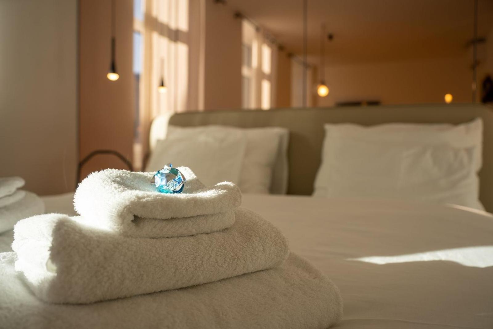 Guesthouse Diwine メラーノ エクステリア 写真 A folded towel on a bed